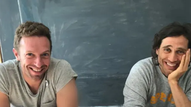 [Bintang] Chris Martin dan Brad Falchuk