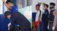 Petugas menggeledah narapidana saat razia di Lapas Kelas IIA Cikarang, Kabupaten Bekasi, Rabu (7/4/2021). (Liputan6.com/Bam Sinulingga)