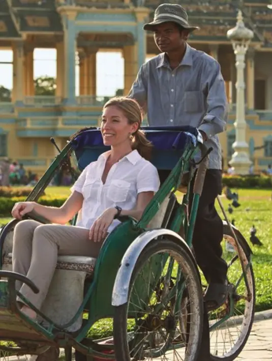 Becak yang berada di negara Kamboja ini dikenal sebagai cyclo hampir sama seperti becak yang ada di Indonesia. becak ini memiliki atap diatas  gerobak sehingga dapat melindungi penumpang dari sengat matahari dan juga hujan yang turun. (Wikipedia.org)