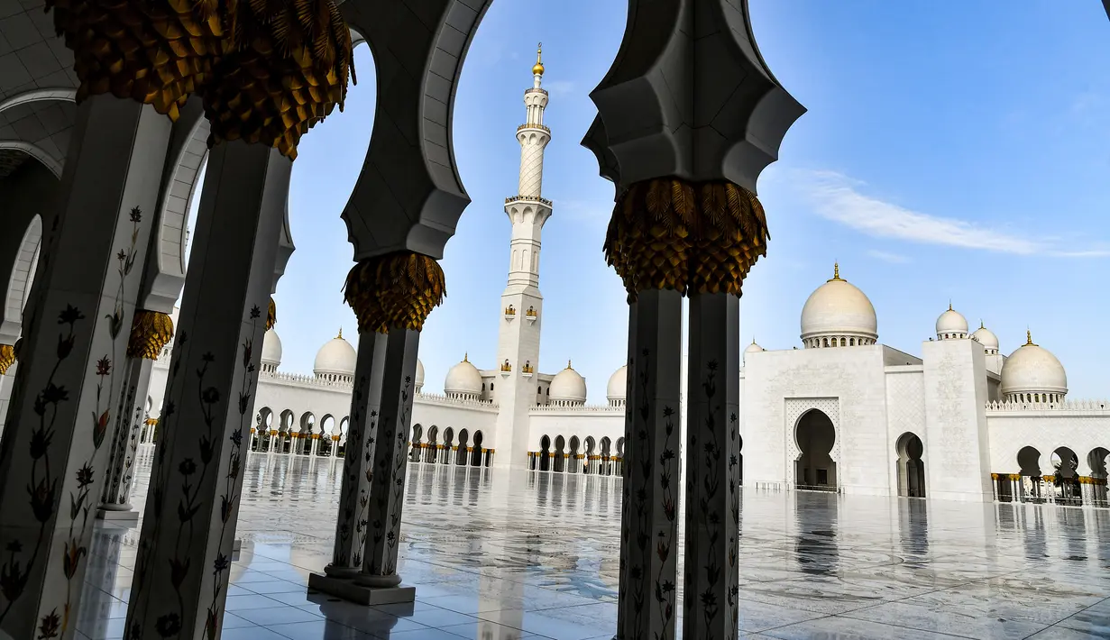 Pemandangan halaman Masjid Agung Sheikh Zayed di Abu Dhabi, Uni Emirat Arab. Masjid Agung Sheikh Zayed di bangun pada tahun 1996 dengan biaya sekitar Rp 28,5 triliun kala itu. (Photo by Vincenzo PINTO / AFP)