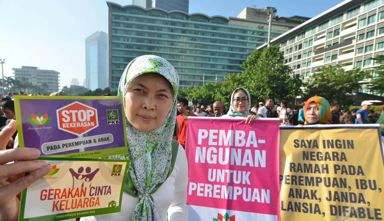 Aktivis 'Perempuan Bangsa' saat melakukan aksi peringatan Hari Ibu di Bundaran HI, Jakarta, Minggu (21/12/2014). (Liputan6.com/Herman Zakharia)