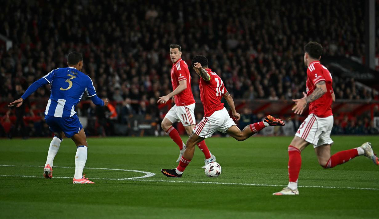 Nottingham membuka keunggulan pada menit ke-12 melalui sepakan luar kotak penalti dari Morgan Gibbs-White. Bola tendangannya sempat berbelok setelah terkena Pablo Rosario. (AFP/Paul Ellis)