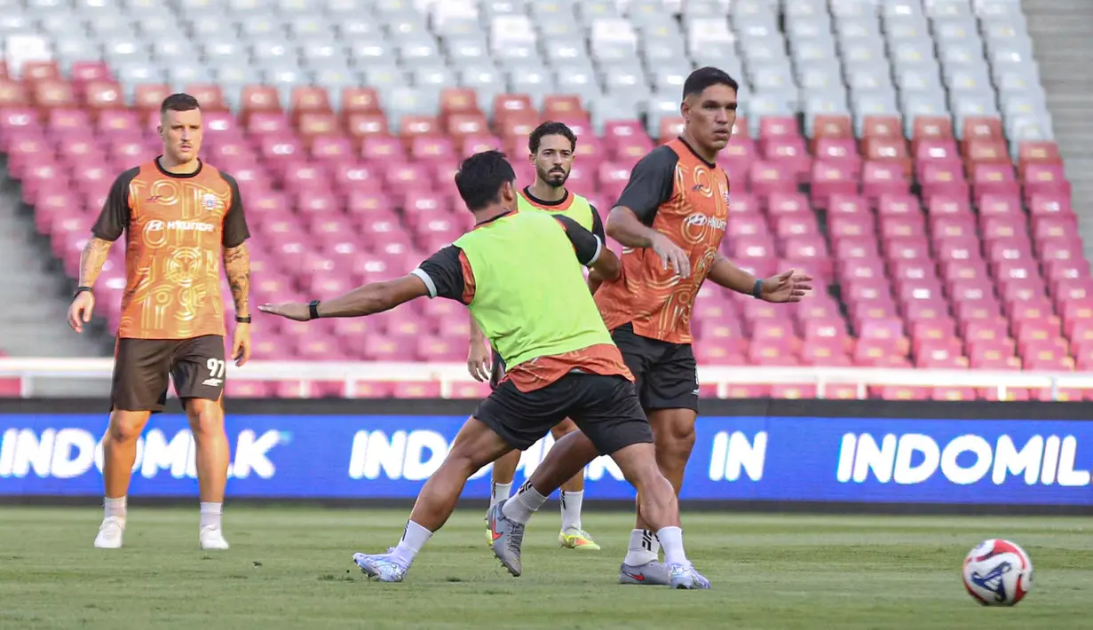 Fokus utama tim adalah membenahi penyelesaian akhir dan permainan di sepertiga akhir lapangan. Tampak dalam foto, pemain persija Jakarta saat latihan resmi jelang laga melawan Persis Solo pada pekan ke-30 BRI Super League di Stadion Utama Gelora Bung Karno SUGBK), Jakarta, pada Minggu (26/4/2026). (Bola.com/Abdul Aziz)