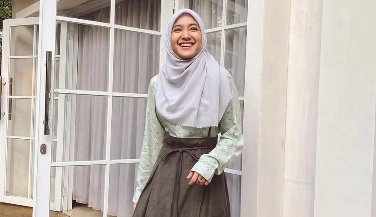 Tampil manis dengan gamis model overall seperti look ala Cut Syifa ini. (Instagram/cutsyifaa).
