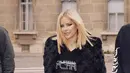 Avril Lavigne ikut berpakaian tanpa celana dalam T-shirt grafis dan sepatu boot di Paris Fashion Week. [@avrillavigne]