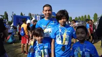 Salah satu keluarga yang berasal dari Kudus mengikuti ajang tiket.com Kudus Relay Marathon 2018 di Kudus, Minggu (21/10/2018). (Bola.com/Okky Herman Dilaga)