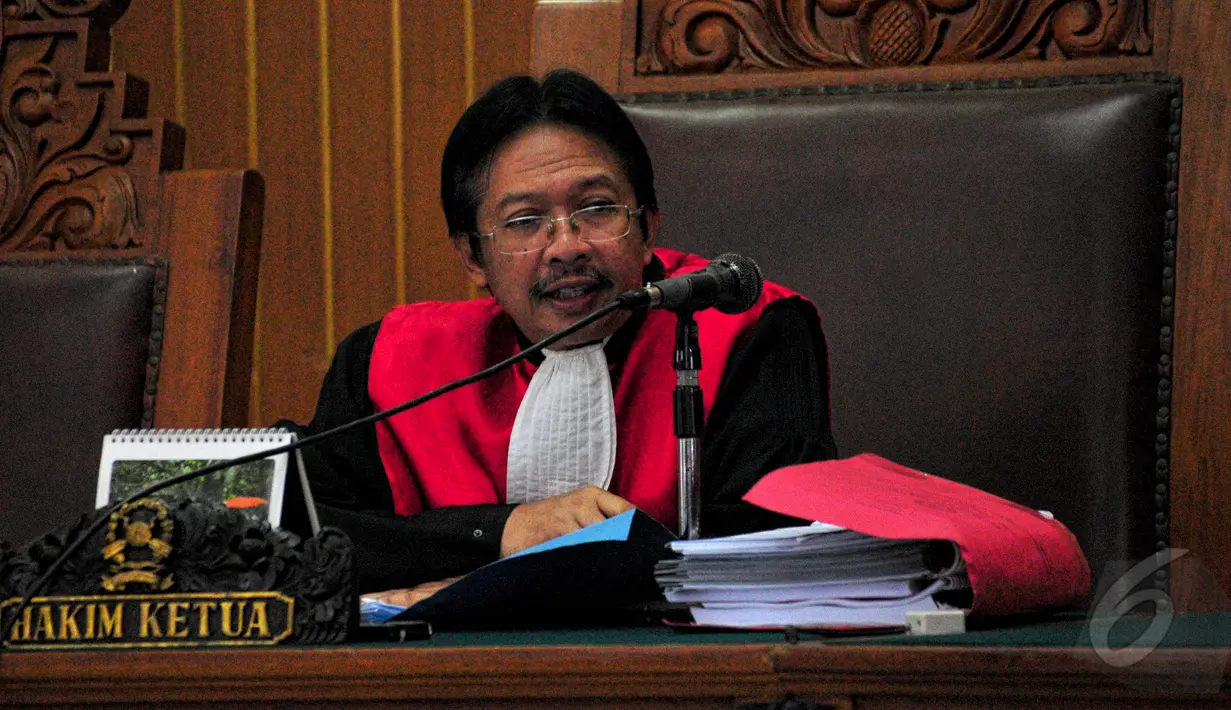 Hakim Haswandi memerintahkan kepada KPK untuk menghentikan proses penyidikan dan penetapan tersangka kepada Hadi Poernomo untuk dicabut, Selasa (26/5/2015). (Liputan6.com/Yoppy Renato)
