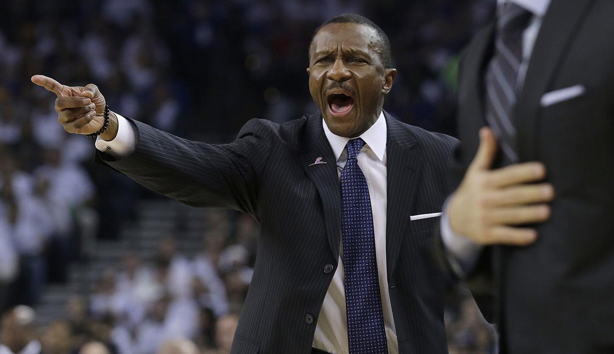 Ekspresi pelatih Toronto Raptors, Dwane Casey memberikan instruksi kepada anak asuhnya saat melawan Golden State Warriors pada lanjutan NBA basketball game di Oracle Arena, (28/12/2016). Warriors menang 121-111. (AP/Jeff Chiu)