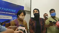 Kepala Biro Humas Kemkominfo Raden Rhina Anita Ernita Martono (kiri) dan Staf Ahli Menkominfo Bidang Komunikasi dan Media, Devie Rahmawati, ditemui di acara Media Gathering Kemkominfo.