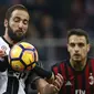 Pemain AC Milan, Manuel Locatelli, berebut bola dengan striker Juventus, Gonzalo Higuain, pada laga pekan ke-9 Serie A 2016-2017, di San Siro, Minggu (23/10/2016) dini hari WIB. Ma. (AFP/Marco Bertorello)