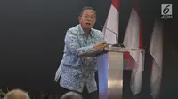 Menko Bidang Perekonomian, Darmin Nasution memberi sambutan saat membuka perdagangan saham perdana 2019 di Gedung BEI, Jakarta, Rabu (2/1). IHSG menguat 10,4 poin atau 0,16 persen ke 6.204 pada pembukaan perdagangan saham 2019. (Liputan6.com/Angga Yuniar)