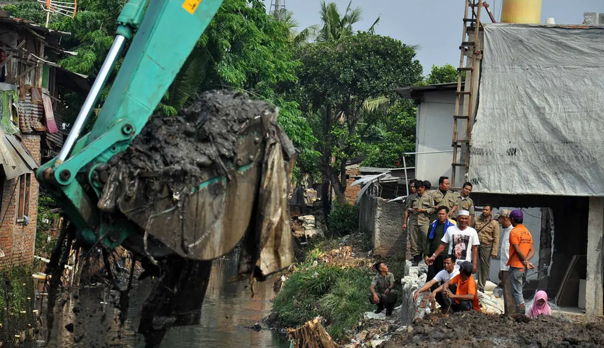 Sebanyak 790 personil gabungan diterjunkan untuk menormalisasi kali Mampang dengan melakukan pendalaman, (19/8/2014). (Liputan6.com/Miftahul Hayat)