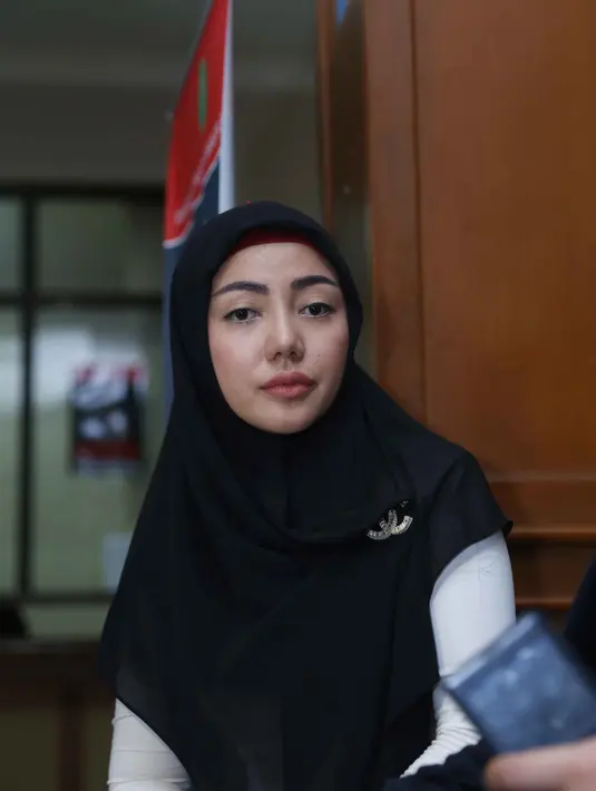 Istri pengusaha asal Papua ini, menyatakan belum siap untuk berhijab untuk kesehariannya. Tak lupa ia memohon doanya. (Nurwahyunan/Bintang.com)
