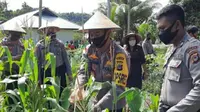 Kapolres Talaud meninjau lokasi kebun warga yang siap menunjang program desa/kampung tangguh.