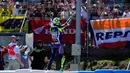 Valentino Rossi merayakan kemenangan di depan pendukungnya yang hadir di balapan MotoGP Jerez di Sirkuit Jerez, Spanyol, Minggu (24/4/2016). (AFP/Cristina Quicler)