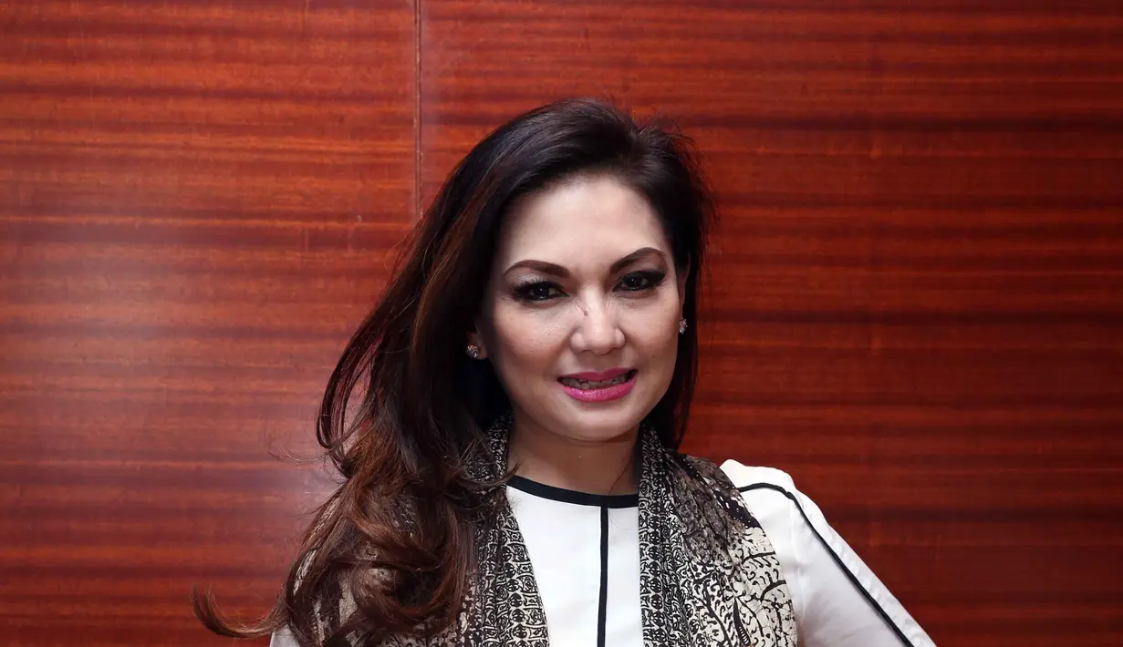 Sebagai seorang ibu, Nia Daniaty tak tinggal diam melihat rumah tangga putrinya yang sedang proses di Pengadilan Agama. Nia mencurahkan perhatiannya pada Olivia Nathania. (Nurwahyunan/Bintang.com)