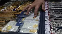 Calon pembeli melihat emas batangan di pusat penjualan emas kawasan Cikini, Jakarta, Senin (12/10/2015). Harga emas yang dijual PT Antam Tbk hari ini turun Rp11.000 ke Rp556.000 per gram dari sebelumnya Rp567.000 per gram. (Liputan6.com/Angga Yuniar)
