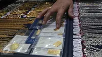 Dibayangi Keputusan The Fed, Harga Emas Turun Tipis