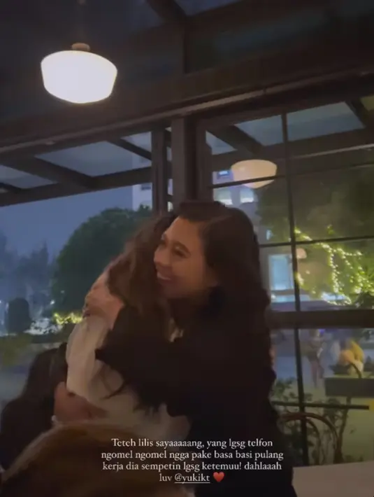 Kebahagiaan pun terlihat saat Yuki Kato bertemu dengan Enzy. Saking kaget dan bahagianya mendengar kepulangan Enzy, Yuki langsung menemui sahabatnya itu sepulang kerja. [Foto: Instagram Stories/enzystoria]