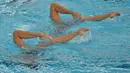 Atlet renang artistik China Jiang Tingting dan Jiang Wenwen menampilkan gerakan dalam nomor "Duet Technical Routine" Final Renang Artistik Asian Games 2018 di Aquatic Center, Gelora Bung Karno, Jakarta, Senin (27/8). (ANTARA FOTO/INASGOC/M Risyal Hidayat)