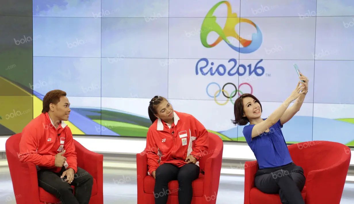 Peraih medali perak angkat besi Olimpiade Rio 2016, Eko Yuli Irawan dan Sri Wahyuni Agustiani, berkunjung ke Emtek Group dan menjadi bintang tamu dalam acara Liputan 6 SCTV di SCTV Tower, Jakarta, Selasa (16/8/2016). (Bola.com/Arief Bagus)