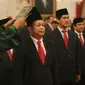 Ketua serta Wakil Komite Ekonomi dan Industri Nasional (KEIN) Soetrisno Bachir  dan Arif Budimanta diambil sumpahnya saat pelantikan kepengurusan KEIN di Istana Negara, Jakarta, Rabu (20/1). (Liputan6.com/Faizal Fanani)