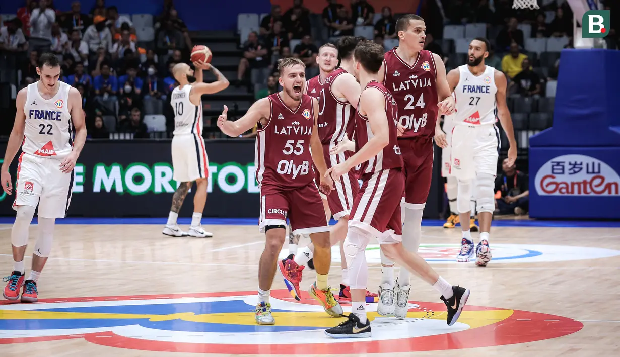 Pebasket Latvia, Arturs Zagars (tengah kiri) melakukan selebrasi bersama rekannya setelah mencetak poin pada laga kedua Grup H Piala Dunia FIBA 2023 melawan Prancis di Indonesia Arena, Senayan, Jakarta, Minggu (27/08/2023). (Bola.com/Bagaskara Lazuardi)