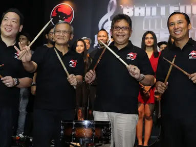 Sekjen PDIP, Hasto Kristiyanto (kedua kanan) usai memukul drum sebagai simbol dibukanya Banteng Music Festival 2016 di kawasan SCBD, Jakarta, Senin (14/3/2016). (Liputan6.com/Herman Zakharia)