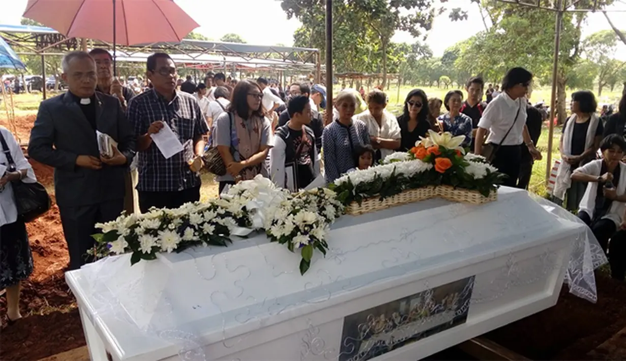 Lantas jenazah Soekarno Samratulangi Surentu nama panjang Isam Surentu dibawa ke Jakarta. Almarhum dimakamkan di TPU Pondok Rangon, Jakarta Timur sehari kemudian, Rabu (8/6/2016). (dok. Facebook)