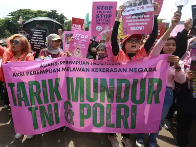 Sejumlah orang dari Aliansi Perempuan Indonesia (API) menggelar aksi unjuk rasa di depan gerbang utama gedung Majelis Permusyawaratan Rakyat (MPR), Dewan Perwakilan Rakyat (DPR), dan Dewan Perwakilan Daerah (DPD) Republik Indonesia, Jakarta, Rabu (3/9/2025). (Kapanlagi.com/Budy Santoso)