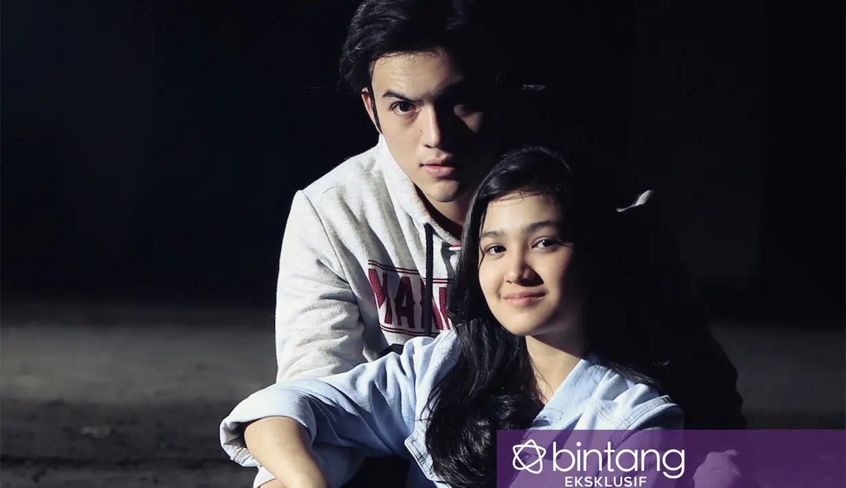 "Karena Kak Rizky pendiam, aku juga sebenarnya aslinya pendiam, ya membuka omongan. Awalnya sempat nanya sendiri, ajak ngobrol nggak ya? Eh, pas kenal, anaknya asik banget ya." Lanjut Syifa. (Nurwahyunan/Bintang.com)