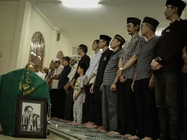 Keluarga dan kerabat bersiap mensalatkan jenazah Deddy Sutomo di Masjid sekitar Flamboyan Cantik, Ciputat, Tangerang Selatan, Rabu (18/4). Aktor Deddy Sutomo meninggal pada pukul 07.00 wib dengan usia 77 tahun karena sakit. (Liputan6.com/Faizal Fanani)