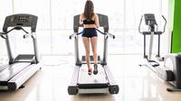 Ilustrasi lari menggunakan treadmill (Photo created by diana.grytsku on Freepik.com)