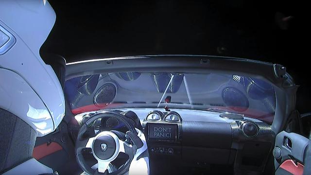 Lewat Roket Falcon Heavy, Ini Mobil Listrik Pertama yang ke Luar Angkasa