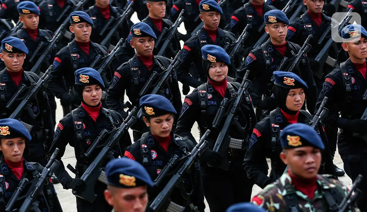 Personel Polri saat puncak acara HUT ke-77 Bhayangkara di Stadion Utama Gelora Bung Karno (SUGBK), Jakarta, Sabtu (1/7/2023). Acara yang dihadiri Presiden Joko Widodo atau Jokowi dan Wakil Presiden Ma'ruf Amin ini juga dimeriahkan oleh tari-tarian Nusantara dan penampilan musik. (Liputan6.com/Johan Tallo)