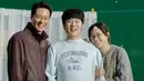 <p>Lee Jung Ha bagikan foto bersama ayah dan ibunya di drakor Moving, Jo In Sung dan Han Hyo Joo. Potret keluarga kecil yang sederhana namun penuh kehangatan. (Foto: Instagram/ jungha.km)</p>