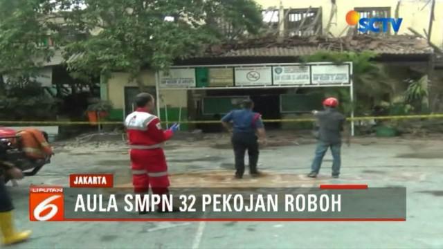Petugas pemadam kebakaran tiba di lokasi robohnya Gedung Aula SMPN 32 di Pekojan, Tambora, Jakarta Barat, Kamis, 21 Desember 2017.