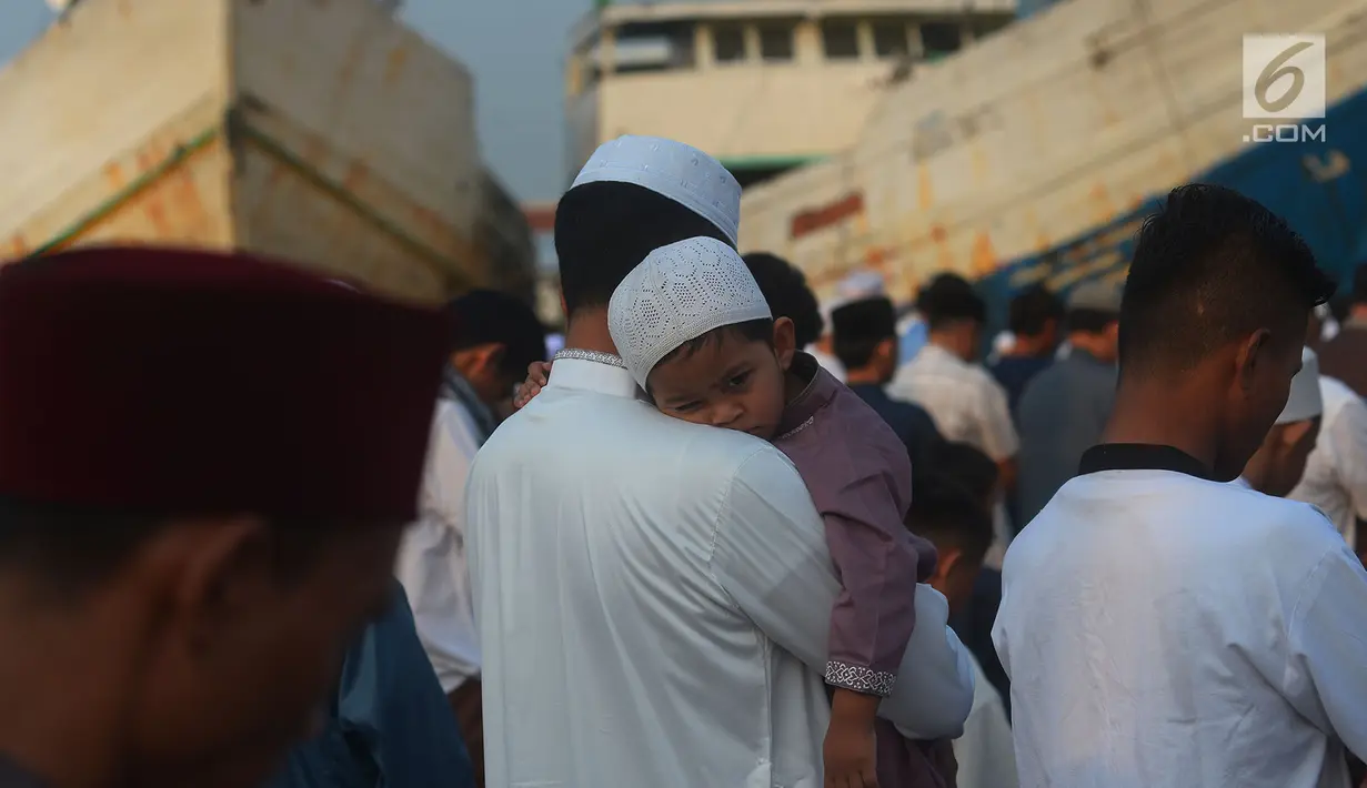 Umat islam menunaikan salat Idul Fitri 1439 H di Pelabuhan Sunda Kelapa, Jakarta, Jumat (15/6). Seluruh umat islam merayakan hari Idul Fitri 1349 H yang jatuh pada Jumat, 15 Juni 2018.            (Merdeka.com/Imam Buhori)