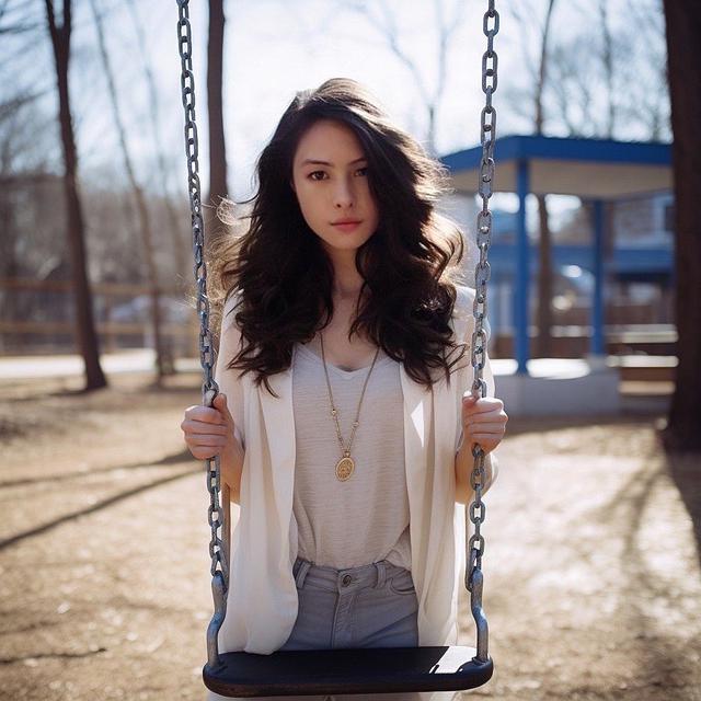 6 Editan Foto Artis ala Aurelie Moeremans Pakai AI Ini Kocak