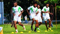 Boaz TE Salossa (kiri) dan Imanuel Wanggai (tengah) menjalani latihan fisik dalam sesi latihan persiapan jelang Piala AFC 2015 di Lapangan C Senayan Jakarta, Rabu (6/5/2015). (Liputan6.com/Yoppy Renato)