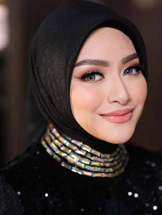 Di sini Nathalie Holscher tampil sangat cantik dengan outfit serba hitam. Pulasan lipstik dan eyeshadow bernuansa merah muda yang lembut dibaurkan dengan eyeliner hitam dan softlens abu-abu kecokelatan yang membuat mata Nathalie terlihat semakin tajam. Foto: Instagram.