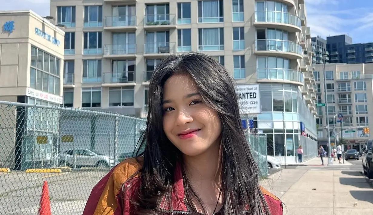 Zee JKT48 sebelumnya memiliki rambut hitam yang panjang. Zee yang senang menampilkan gaya kasual dengan outfit sehari-harinya cukup sering membiarkan rambut panjang tergerai begitu saja. Foto: Instagram.