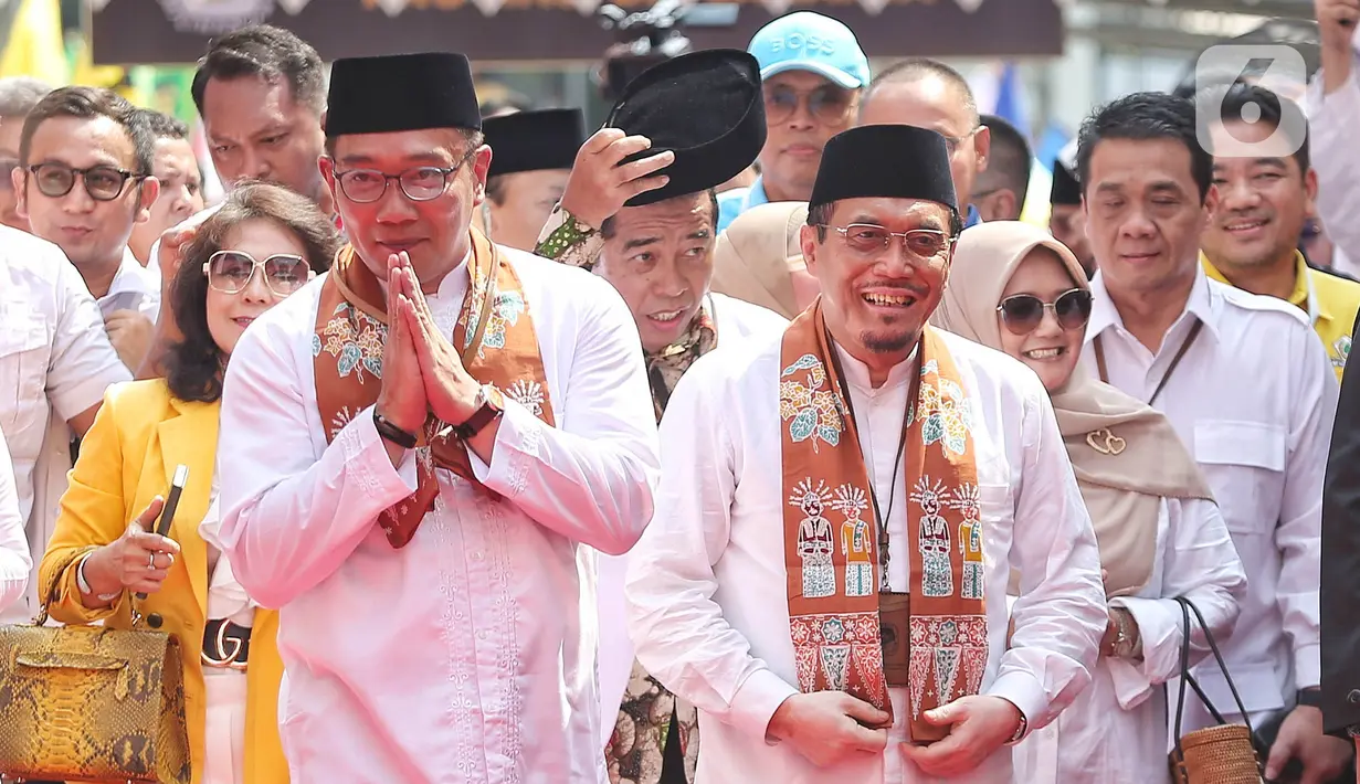 Pasangan bakal calon gubernur dan wakil gubernur DKI Jakarta Ridwan Kamil dan Suswono saat tiba di halaman kantor Komisi Pemilihan Umum (KPU) Provinsi DKI Jakarta, Jalan Salemba Raya, Jakarta, Rabu (28/8/2024). (Liputan6.com/Angga Yuniar)