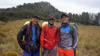 Demi mensukseskan program Ekspedisi 7 Summits in 100 Days, mantan Menteri Pertanian Anton Apriyantono dan dua orang temannya lakukan latihan mendaki Gunung Lawu. 