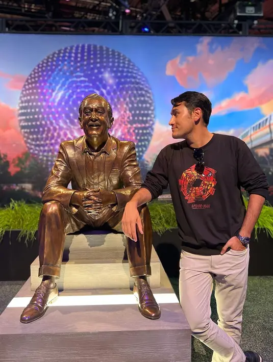 Di pengujung obrolan, kami mengajak Arifin Putra membayangkan, andai diberi kesempatan ke Disneyland lagi, pilih negara mana dan apa yang akan dilakukan di sana? “Kayaknya Disneyland Jepang. Karena belum pernah ke Jepang juga, jadi sekalian. Saya ngefans dengan budaya Jepang. Jadi saya punya firasat pasti akan senang di Disneyland Tokyo,” tutupnya. (Foto: Dok. Koleksi Pribadi Arifin Putra)