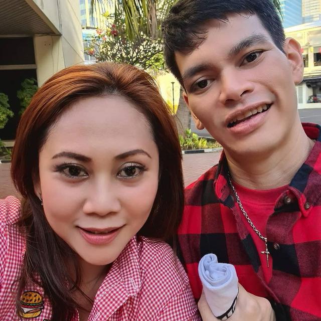 6 Potret El Ibnu Bersama Mantan Kekasih yang Jemput Dari Panti Jompo