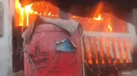 Rumah di Asrama Polri Kramat Jati Terbakar, 30 Petugas Damkar Berjibaku Padamkan Api