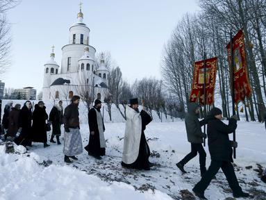 Sejumlah Orang mengambil bagian dalam prosesi perayaan Epifani Ortodoks di Minsk, Belarusia (19/1/2016). Umat Kristen Ortodoks merayakan Epifani yang jatuh pada 19 Januari. (REUTERS/Vasily Fedosenko)