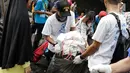 Relawan mengumpulkan sampah di lokasi Car Free Day (CFD), Jakarta, Minggu (21/5). Kegiatan tersebut diadakan untuk mengajak masyarakat agar peduli dengan kebersihan lingkungan serta selalu membuang sampah pada tempatnya. (Liputan6.com/Immanuel Antonius)