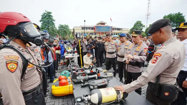 Kapolri Jenderal Listyo Sigit Prabowo saat memimpin apel kesiapan tanggap darurat bencana di Lapangan Mako Brimob Polri, Kelapa Dua, Depok, Rabu (5/11/2025).